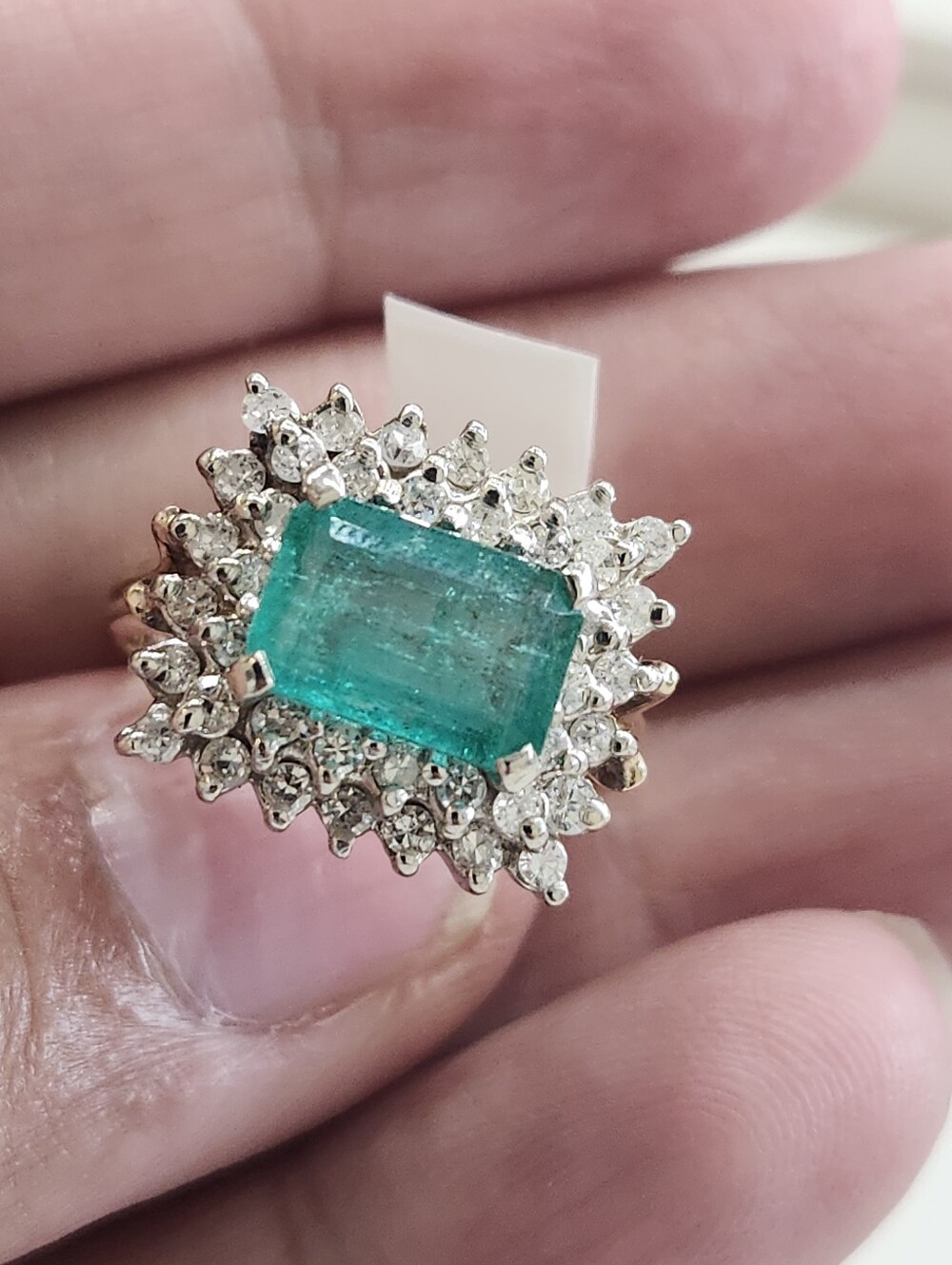14k Gold Ring With Natural Diamond And Emrald.